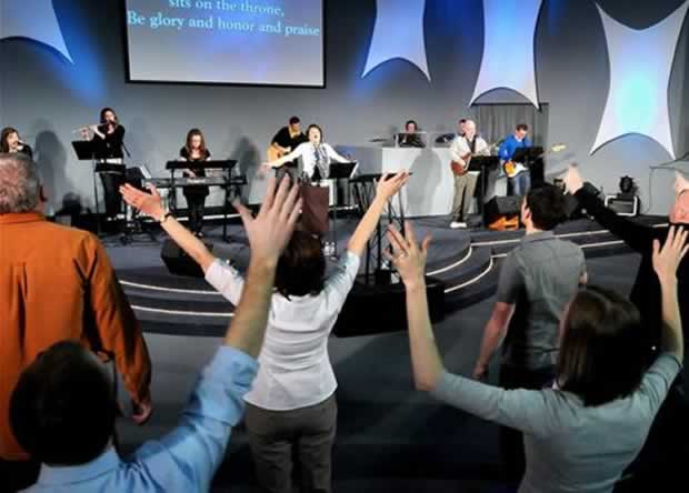 Jovens abandonam igrejas, porcausa de ministério de jovens moderno