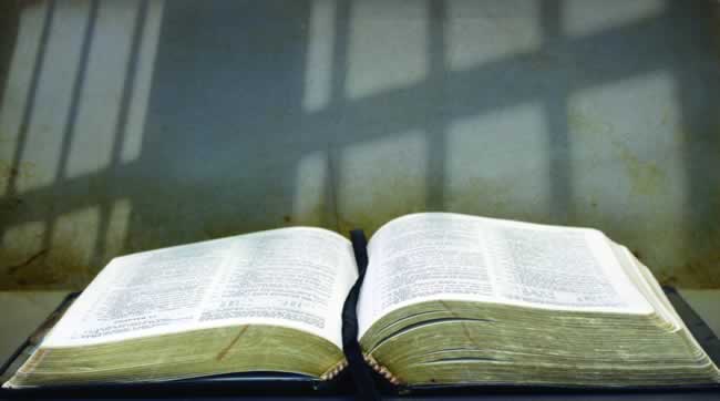 Cristãos na prisão com a bíblia