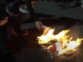 Momento em que ativista de esquerta Antifa colocam fogo em Bíblias