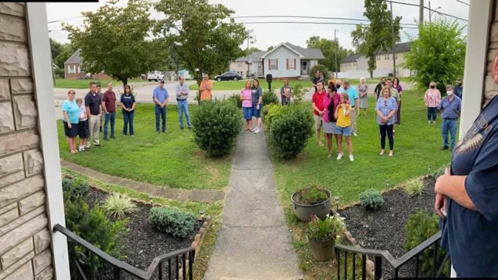 Membros da Igreja Batista Berea em Knoxville, Tennessee, oram fora da casa de seu pastor sênior, Michael Napier, enquanto ele lutava contra o coronavírus em 31 de agosto de 2020. | Facebook / Linda Heath Napier
