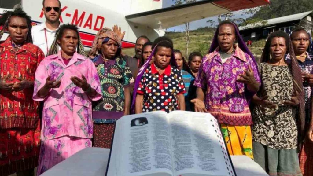 Tribo indígena recebendo com alegria a Bíblia Sagrada, Palavra de Deus.