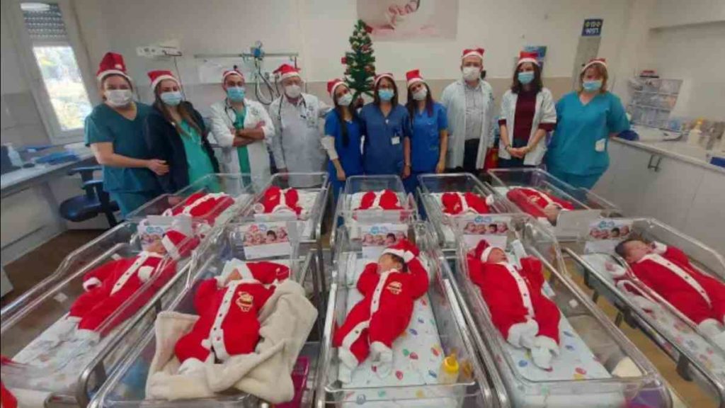 Equipe médica com bebês recém-nascidos vestidos para o Natal em Nazaré Israel