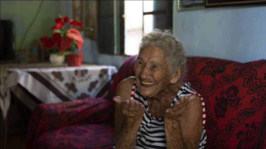 Dona Hilda Cândida, de 108 anos, moradora de Rio das Flores diz que não vai se vacinar para deixar o imunizante para os mais novos Foto: Márcia Foletto / Agência O Globo