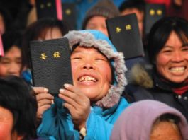 cristaos felizes china com a bíblia