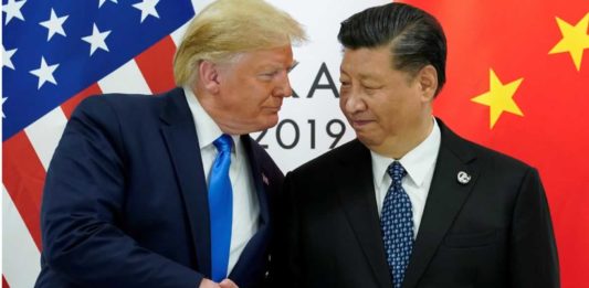 Presidente dos EUA, Donald Trump, com o presidente chinês Xi Jinping em 2019, durante tentativa de acordo comercial