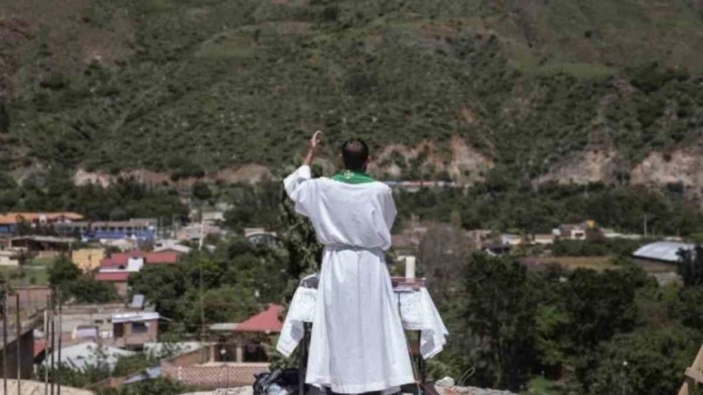 Padre ministra do telhado da igreja vencendo o Lockdown no Peru