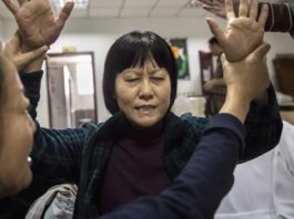 Mulher cristã chinesa em um momento de adoração a Deus. - imagem ilustrativa