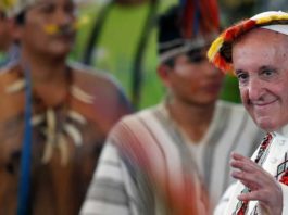 Papa Francisco acena no final de um encontro com membros de grupos indígenas peruanos, no Coliseu Madre de Dios em Puerto Maldonado, Peru, em 19 de janeiro de 2018. (Reuters Photo / Henry Romero)