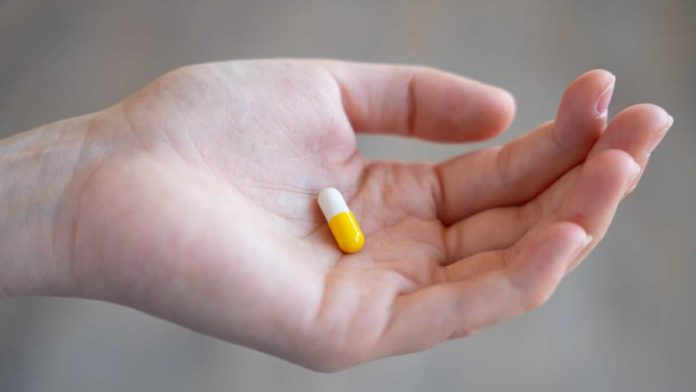 Ilustrativo: um comprimido é segurado na mão (Rosifan19; iStock da Getty Images)
