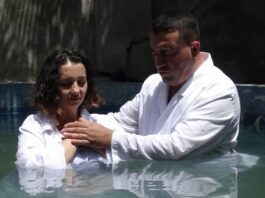 Momento emocionante e de alegria, ao ser batizada