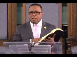 O ex-pastor Burnett Robinson prega na Igreja Adventista do Sétimo Dia Grand Concourse, no Bronx. Robinson, desde então, foi removido de sua posição na igreja.